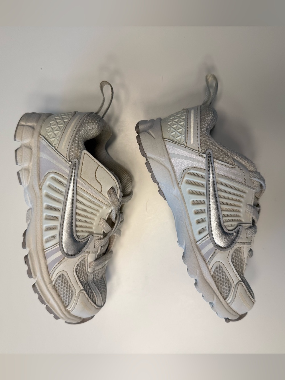 Nike Toddler Vomero White Sneakers with Silver